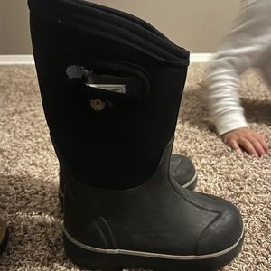 Little boys Bogs size 11C